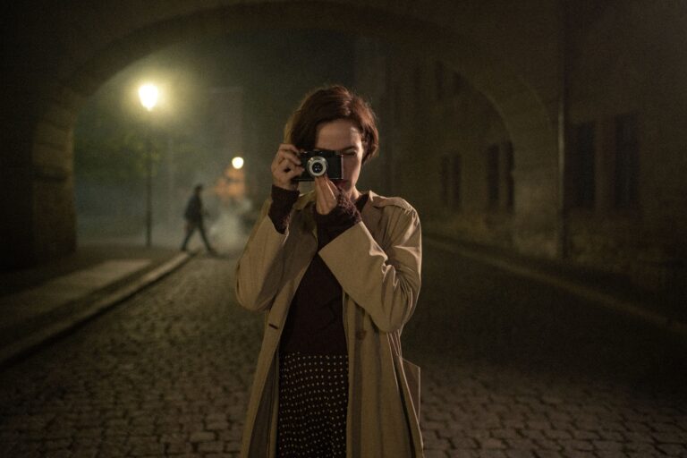1_THE_GIRL_WITH_THE_LEICA_La ragazza con la Leica_Photo Credit_Manuel Alberto Claro © 2026 Vivo film, Komplizen Film, ZDF_ARTE, Eolo film Productions